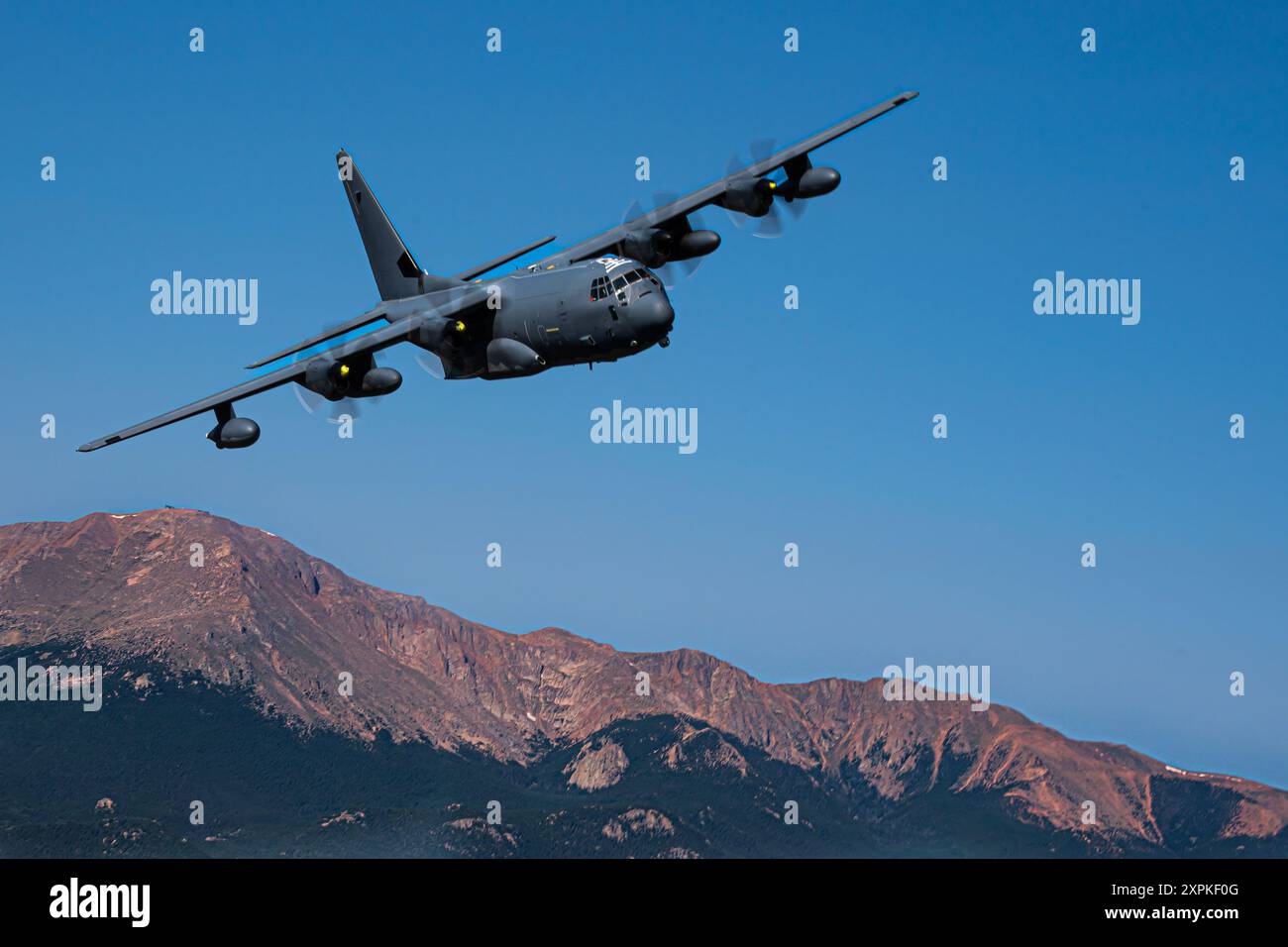 Un MC-130J Commando II, affecté au 9th Special Operations Squadron, effectue un survol à Colorado Springs, Colorado, le 2 août 2024. Le survol a été effectué lors de la cérémonie de prise de commandement où le lieutenant général Tony D. Bauernfeind est devenu le 22e surintendant de l'Académie de l'armée de l'air des États-Unis. (Photo de l'US Air Force par Airman 1st Class Gracelyn Hess) Banque D'Images