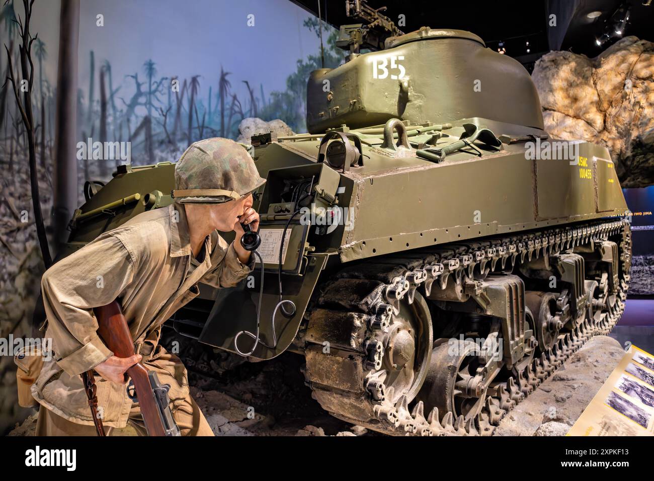 TRIANGLE, Virginie — les Marines dans la seconde Guerre mondiale L'exposition sur le théâtre du Pacifique au Musée national du corps des Marines présente le char M4 Sherman, un atout crucial dans les batailles du Pacifique. Équipé d'un canon de 75 mm, d'une mitrailleuse de calibre .50 et de deux mitrailleuses de calibre .30, le modèle M4A3 a joué un rôle déterminant dans la confrontation des forces japonaises et le dépassement des positions fortifiées. Cette exposition met en évidence les progrès technologiques et l'importance stratégique du char Sherman dans les efforts du corps des Marines pendant la seconde Guerre mondiale Banque D'Images