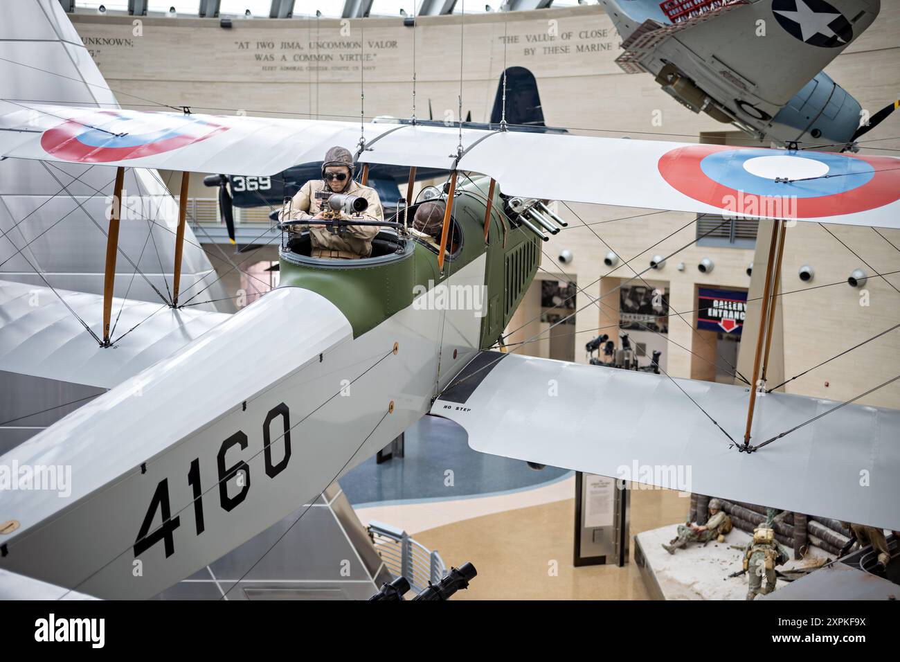 Curtiss JN-4HG Jenny exposition Musée national du corps des Marines Triangle Virginie // TRIANGLE, Virginie — L'exposition Curtiss JN-4HG Jenny Close Air support au Musée national du corps des Marines présente l'utilisation innovante du Curtiss Jenny dans l'aviation du corps des Marines. Cette exposition souligne le rôle des aviateurs marins dans le développement du concept de soutien aérien rapproché lors des opérations en Haïti, en République dominicaine et au Nicaragua. L'exposition présente le Curtiss JN-4HG, démontrant son importance dans le soutien des troupes terrestres au début du XXe siècle. Banque D'Images