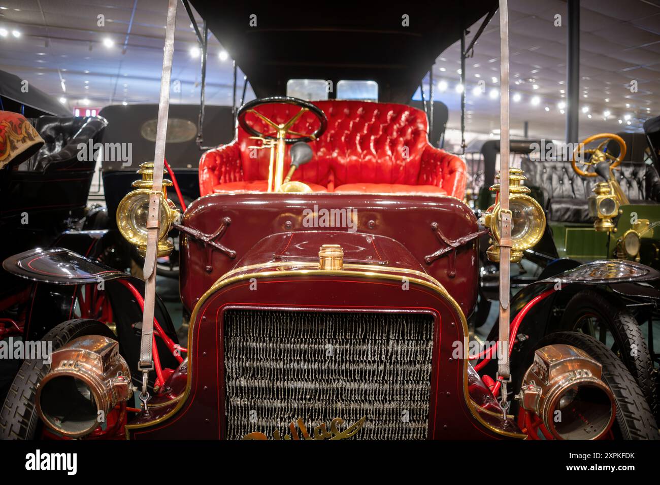 Cadillac double Tulip Touring car 1906 Luray Virginie // LURAY, Virginie, États-Unis — Une Cadillac double Tulip Touring car 1906 est exposée, présentant son moteur à essence monocylindre refroidi à l'eau. Fabriqué par la Cadillac Motor car Company à Detroit, Michigan, ce modèle élégant et confortable était populaire à son époque, malgré le passage de nombreux constructeurs à des moteurs à deux ou quatre cylindres. Banque D'Images