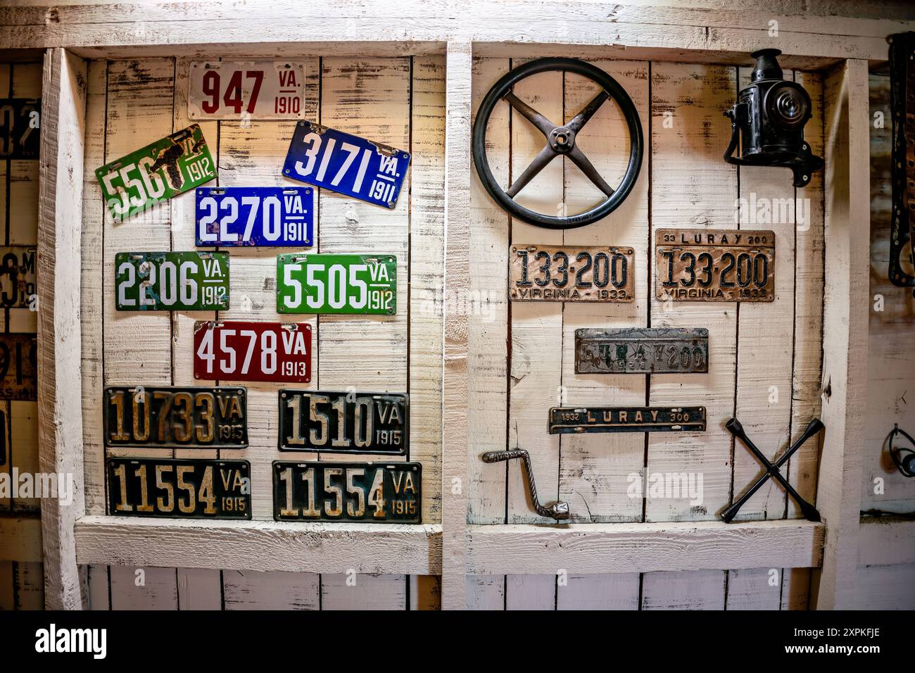 Autos and Carriage Caravan Museum plaques d'immatriculation Vintage Luray Virginia // LURAY, Virginie, États-Unis — plaques d'immatriculation Vintage et accessoires automobiles exposés sur un mur au car and Carriage Caravan Museum de Luray. L'exposition présente des objets et des souvenirs historiques de voitures, offrant un aperçu de l'histoire et de la culture automobile. Banque D'Images