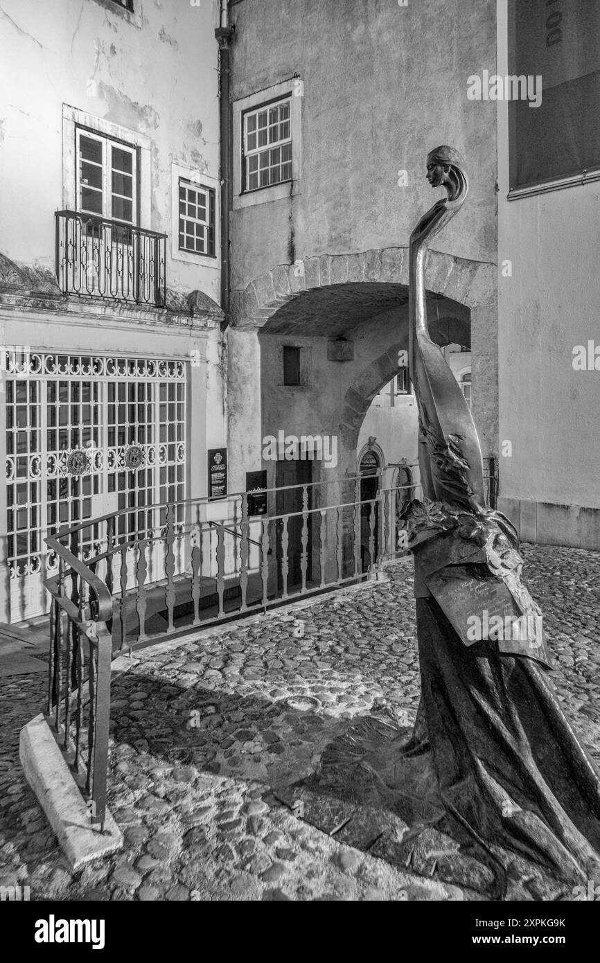 Monument au Fado, patrimoine immatériel du Portugal. Une guitare en forme de femme dans la ville de Coimbra, Portugal Banque D'Images