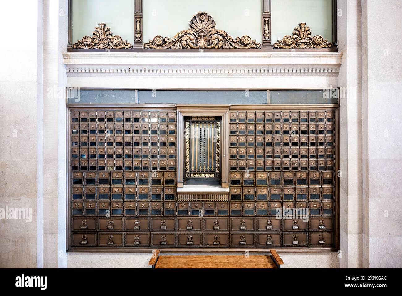 Boîtes postales du Smithsonian National postal Museum Washington DC // WASHINGTON DC — boîtes postales anciennes originales conservées au Smithsonian National postal Museum de Washington, DC, présentant l'artisanat et la conception d'objets postaux historiques. Ces boîtes anciennes, qui faisaient autrefois partie du système postal américain, donnent un aperçu de l'évolution des services postaux et du développement de l'infrastructure postale. Banque D'Images