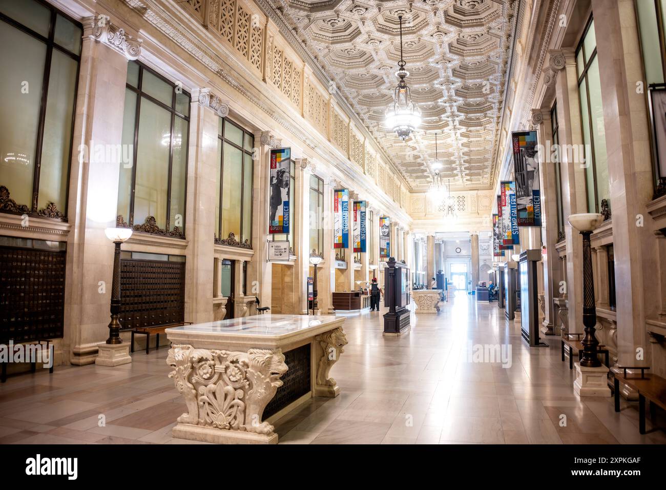 Smithsonian National postal Museum main Hall Washington DC // WASHINGTON DC — le hall principal intérieur de l'historique US Post Office Building à Washington DC, qui abrite aujourd'hui le Smithsonian National postal Museum, présente sa superbe architecture Beaux-Arts. Cette salle témoigne de la conception du début du XXe siècle, avec des détails complexes et de grands éléments architecturaux. Le bâtiment, achevé en 1914, sert de point de repère à l'histoire postale américaine et est une pièce emblématique du patrimoine architectural de Washington DC. Banque D'Images