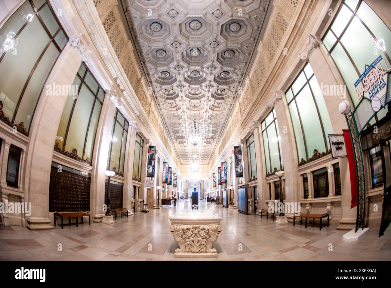 Hall principal du National postal Museum intérieur Washington DC // WASHINGTON DC — le hall principal intérieur de l'historique US Post Office Building à Washington DC, qui abrite maintenant le Smithsonian National postal Museum, présente sa superbe architecture Beaux-Arts. Cette salle témoigne de la conception du début du XXe siècle, avec des détails complexes et de grands éléments architecturaux. Le bâtiment, achevé en 1914, sert de point de repère à l'histoire postale américaine et est une pièce emblématique du patrimoine architectural de Washington DC. Banque D'Images