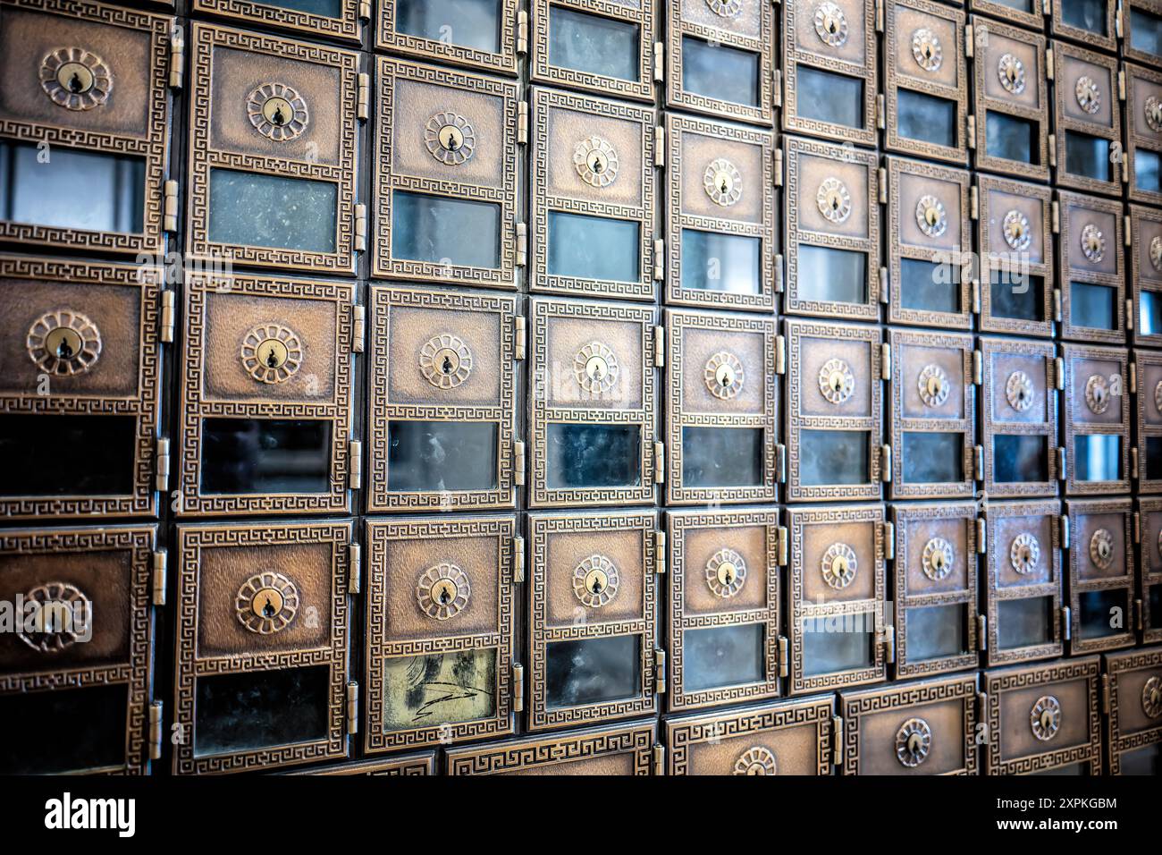 Boîtes postales du National postal Museum Washington DC // WASHINGTON DC — boîtes postales anciennes originales conservées en place au Smithsonian National postal Museum de Washington, DC, présentant l'artisanat et la conception d'objets postaux historiques. Ces boîtes anciennes, qui faisaient autrefois partie du système postal américain, donnent un aperçu de l'évolution des services postaux et du développement de l'infrastructure postale. Banque D'Images