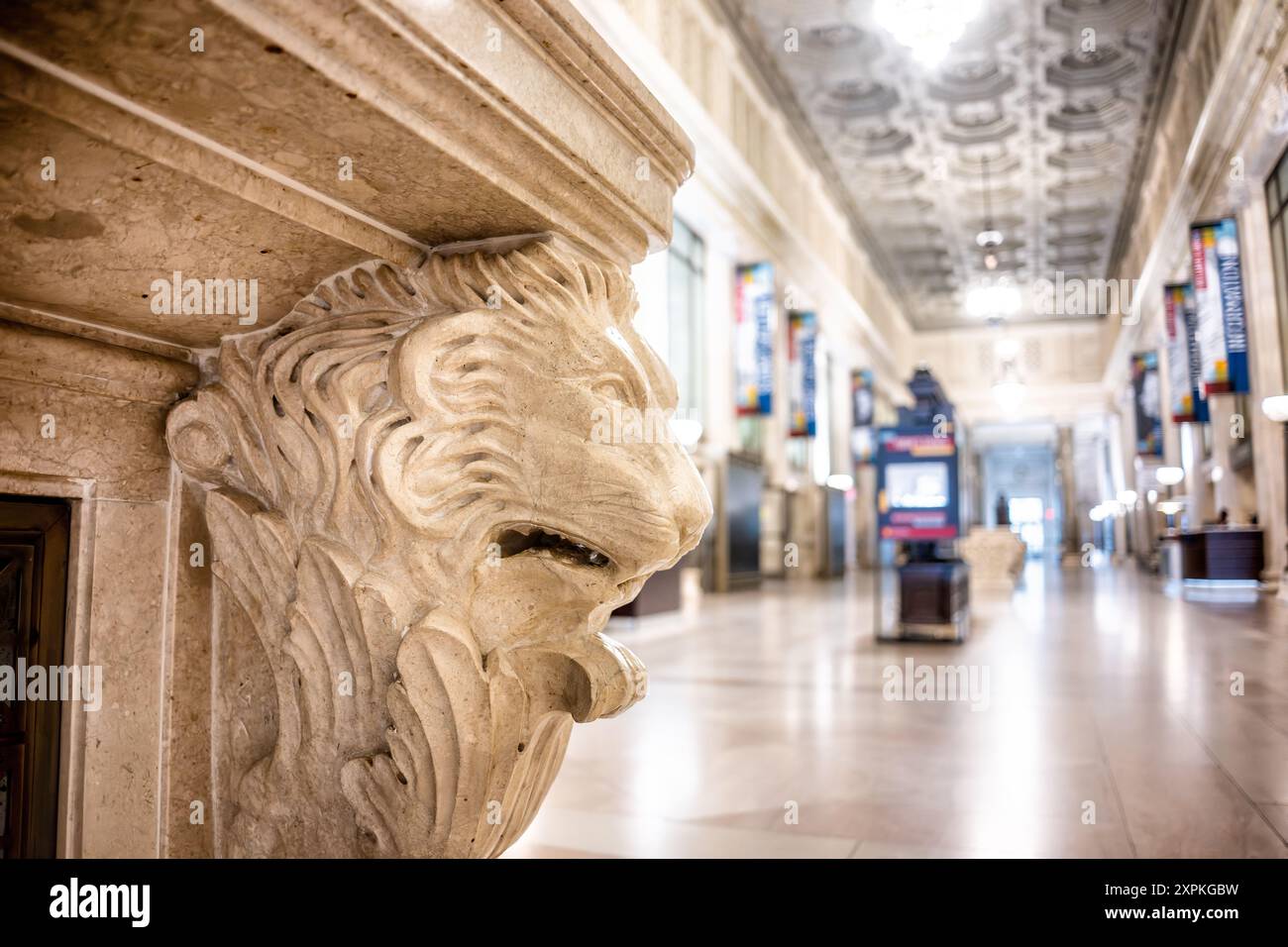 Old Post Office Building Lion sculpture Washington DC // WASHINGTON DC — le bâtiment historique du bureau de poste américain à Washington, DC, abrite le Smithsonian National postal Museum et présente une architecture Beaux-Arts exquise. Achevé en 1914, ce bâtiment historique témoigne de la riche histoire du service postal américain. Le musée à l'intérieur offre une exploration fascinante de l'histoire postale, avec des expositions qui mettent en évidence l'évolution des services postaux et l'impact du système postal sur la société américaine. Banque D'Images