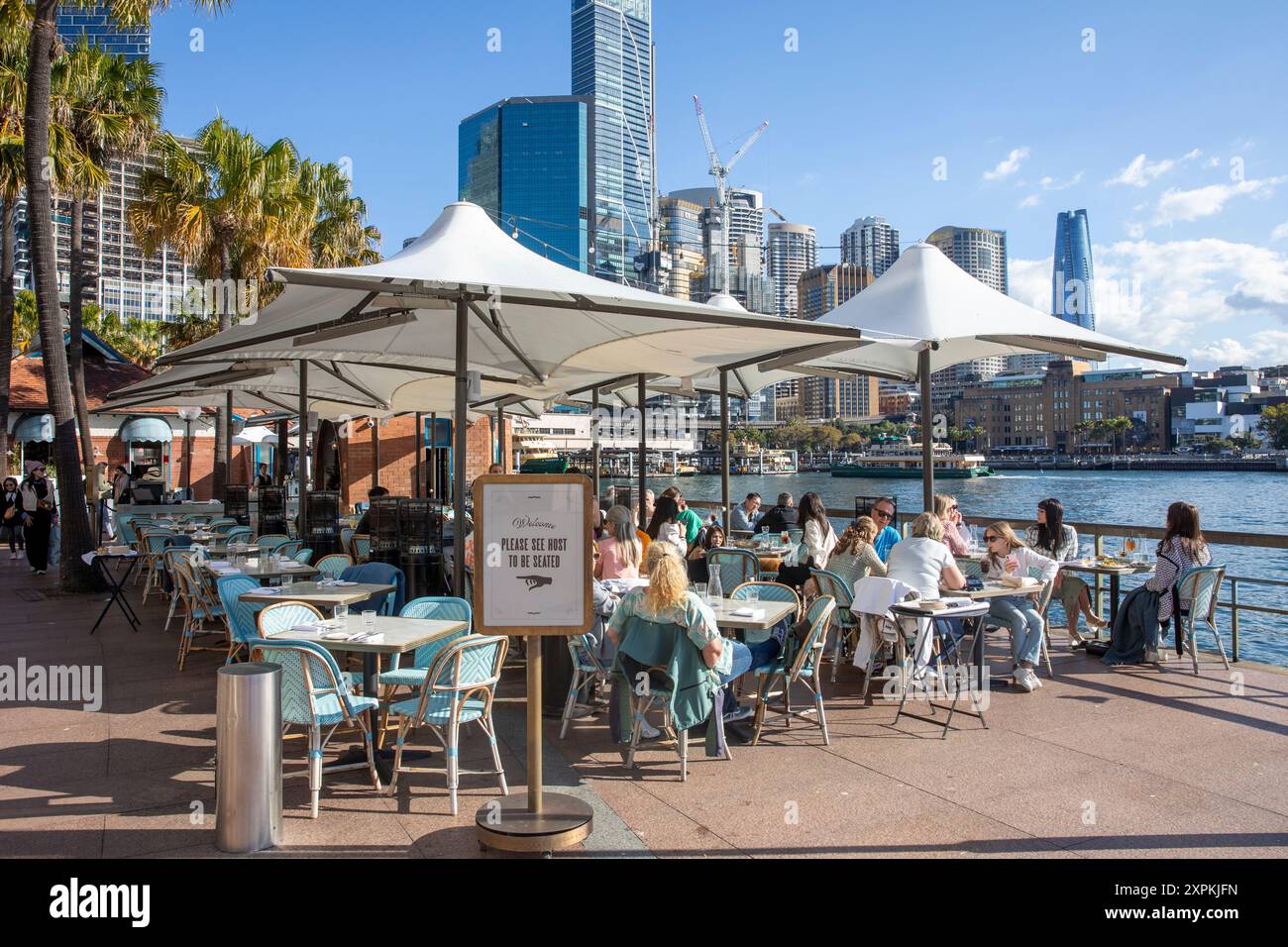 Sydney Circular Quay, les gens apprécient le déjeuner et la nourriture au restaurant bistro français Whalebridge à côté du port de Sydney, Nouvelle-Galles du Sud, Australie Banque D'Images