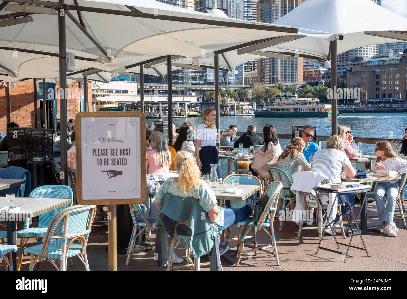 Sydney Circular Quay, les gens apprécient le déjeuner et la nourriture au restaurant bistro français Whalebridge à côté du port de Sydney, Nouvelle-Galles du Sud, Australie Banque D'Images