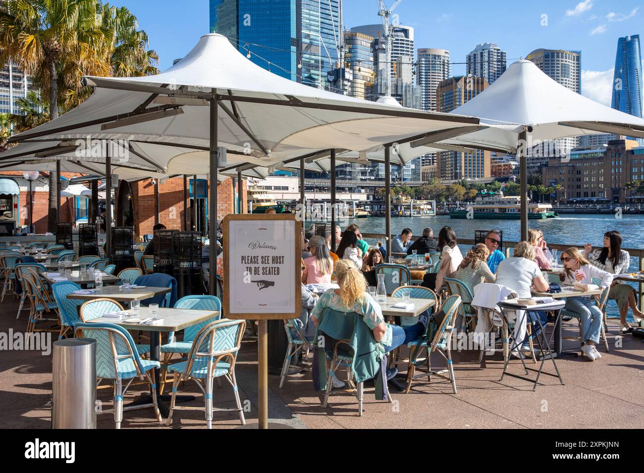 Sydney Circular Quay, les gens apprécient le déjeuner et la nourriture au restaurant bistro français Whalebridge à côté du port de Sydney, Nouvelle-Galles du Sud, Australie Banque D'Images
