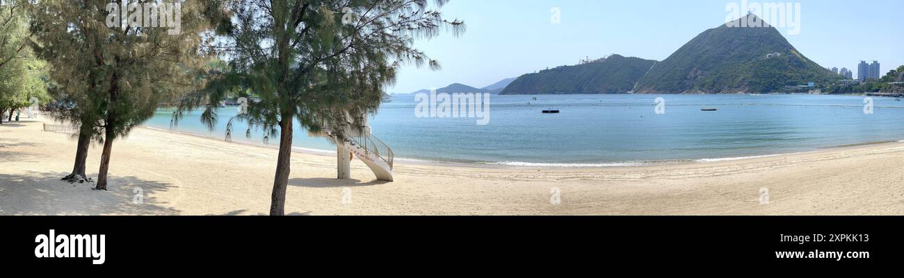 Le panorama de fond de campagne, ciel bleu,, plage, arbres, montagne, océan Banque D'Images