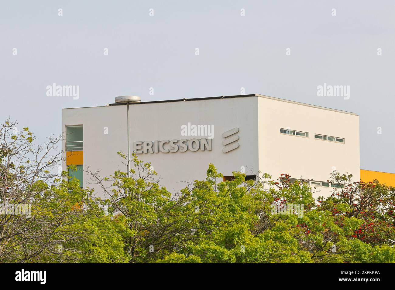 Le logo ericsson est bien visible sur un bâtiment, mêlant architecture moderne et dynamisme de la nature Banque D'Images