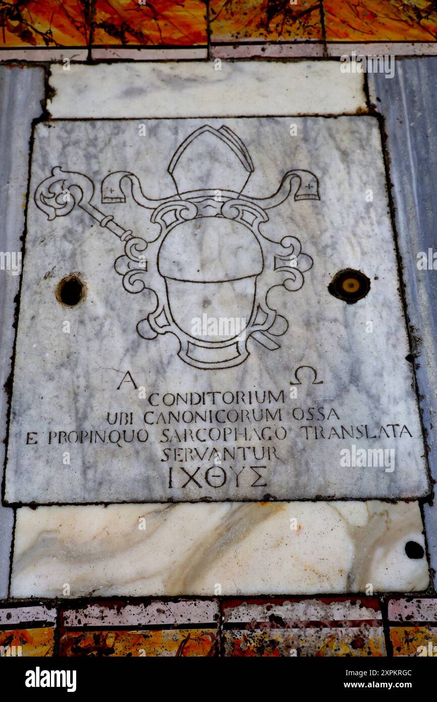 Intérieur de la cathédrale de Naples à Naples Italie Banque D'Images