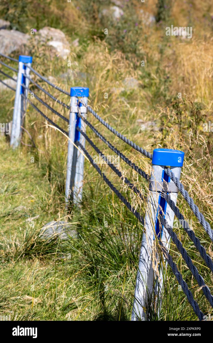 Sécurité à flanc de montagne avec barrière de câble Banque D'Images