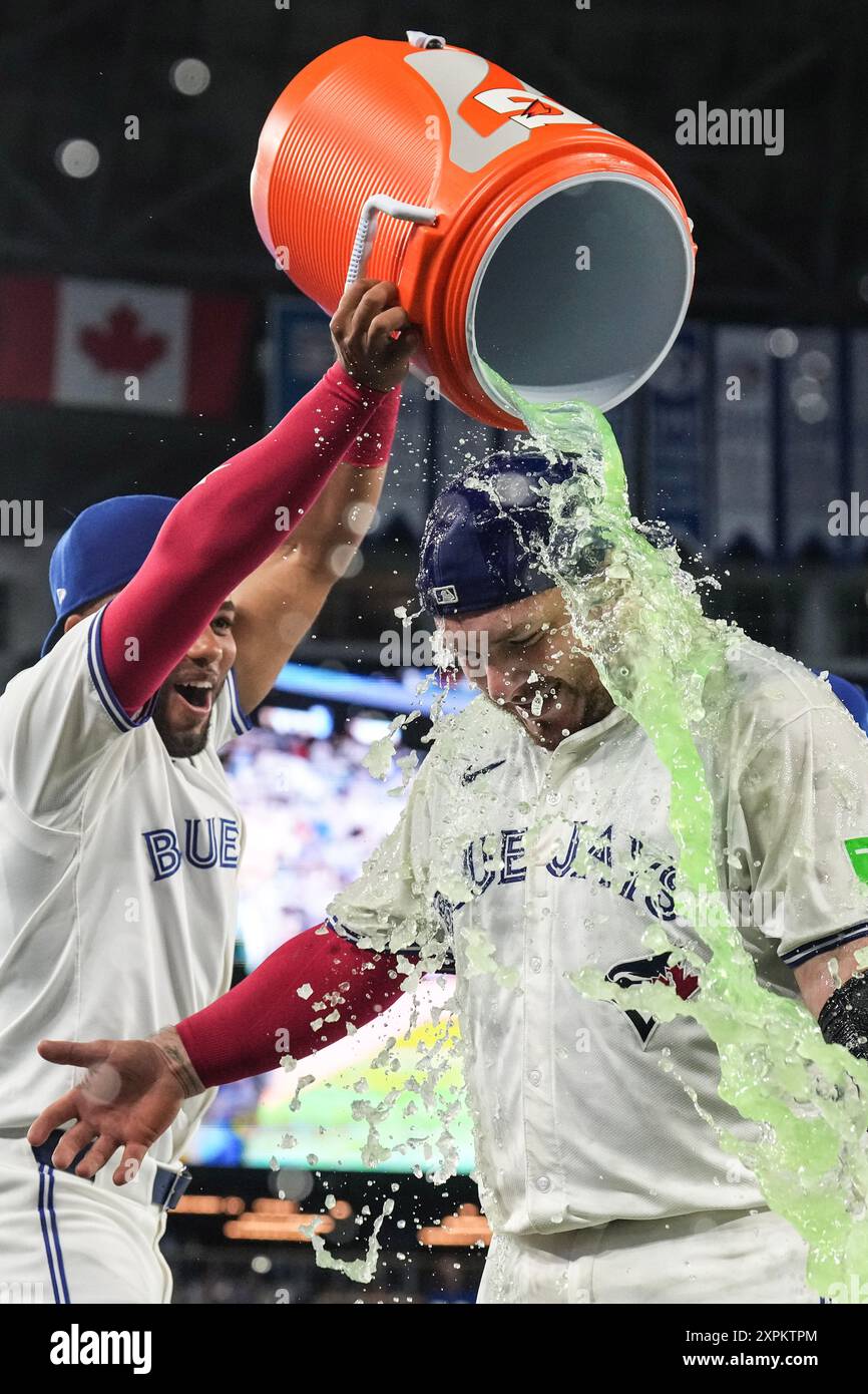 Toronto, Can. 06 août 2024. Alejandro Kirk des Blue Jays de Toronto est aspergé par le Steward Berroa après la victoire de leur équipe sur les Orioles de Baltimore dans une action de baseball de la MLB à Toronto le mardi 6 août 2024. Crédit : la presse canadienne/Alamy Live News Banque D'Images