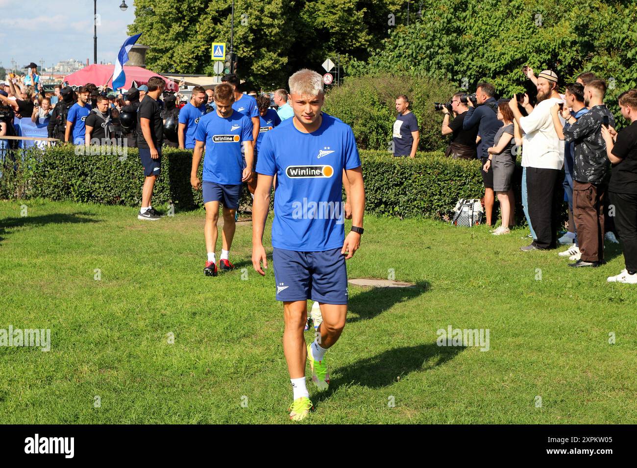 Saint-Pétersbourg, Russie. 06 août 2024. Andrey Mostovoy, du club de football Zenit vu lors d'un entraînement ouvert au Zenit FC sur la place du Sénat, près de la cathédrale d'Isaac à Saint-Pétersbourg avant le match de football Zenit Saint-Pétersbourg - FC Dynamo Moscou, premier League russe. Crédit : SOPA images Limited/Alamy Live News Banque D'Images