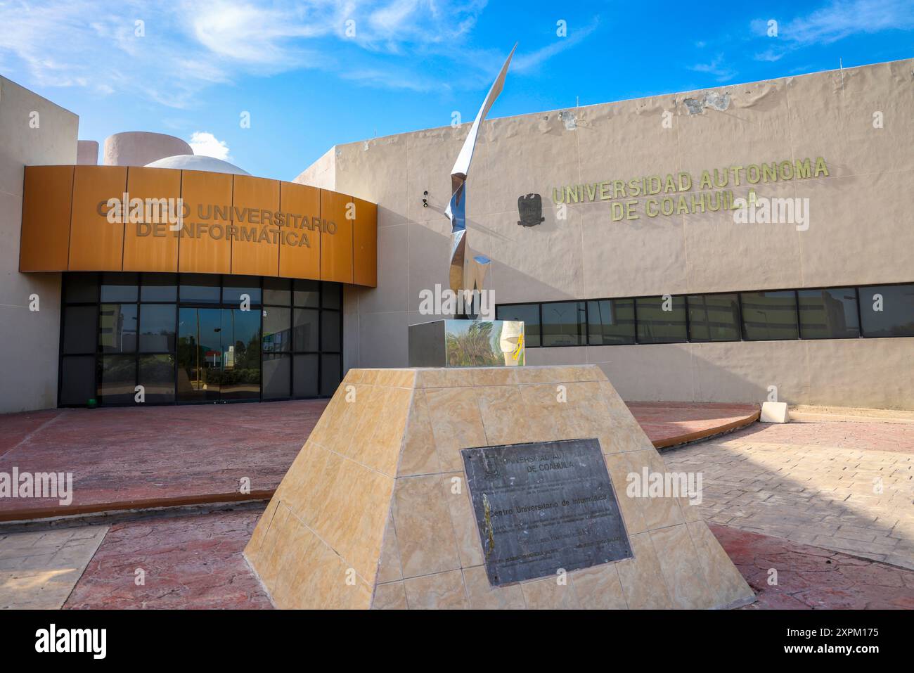 Sculpture chromée au Centre universitaire d'informatique, Infoteca in Nueva Rosita Coahuila Mexico 2024 (photo de Luis Gutierrez / Norte photo) Escultura cromada en el Centro Universitario de Informática , Infoteca en Nueva Rosita Coahuila Mexico 2024 (Foto por Luis Gutierrez / Norte photo ) Banque D'Images