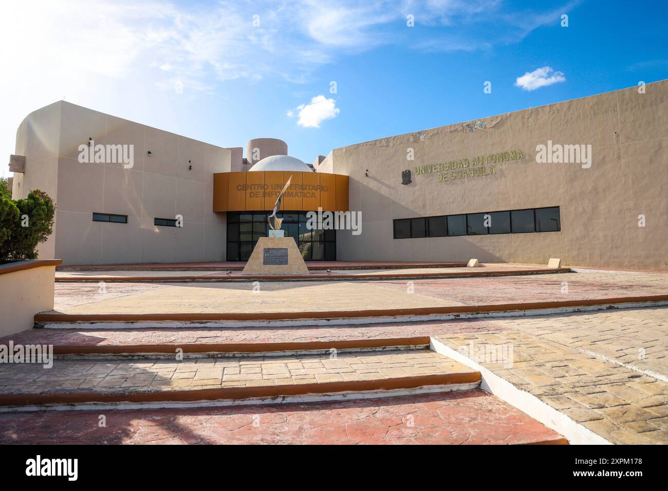 Sculpture chromée au Centre universitaire d'informatique, Infoteca in Nueva Rosita Coahuila Mexico 2024 (photo de Luis Gutierrez / Norte photo) Escultura cromada en el Centro Universitario de Informática , Infoteca en Nueva Rosita Coahuila Mexico 2024 (Foto por Luis Gutierrez / Norte photo ) Banque D'Images
