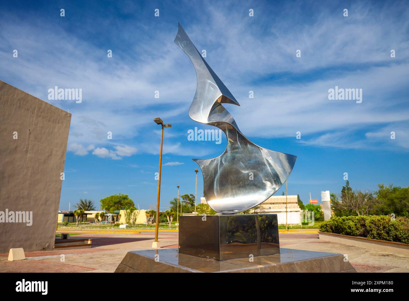 Sculpture chromée au Centre universitaire d'informatique, Infoteca in Nueva Rosita Coahuila Mexico 2024 (photo de Luis Gutierrez / Norte photo) Escultura cromada en el Centro Universitario de Informática , Infoteca en Nueva Rosita Coahuila Mexico 2024 (Foto por Luis Gutierrez / Norte photo ) Banque D'Images