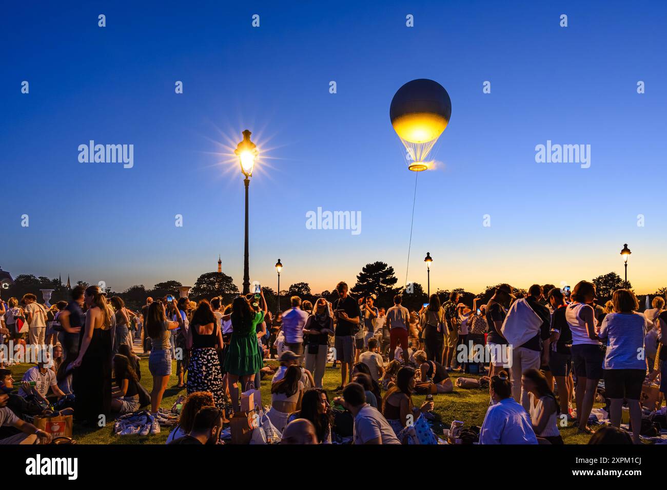 FRANCE. PARIS (75) (1ÈME ARRONDISSEMENT) LORS DES JEUX OLYMPIQUES DE PARIS 2024, LA FLAMME OLYMPIQUE EST INSTALLÉE DANS LES JARDINS DES TUILERIES, AU CŒUR DE PARIS. Banque D'Images