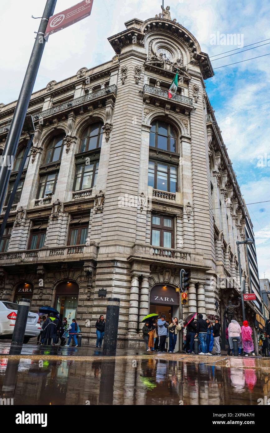 La Esmeralda magasin de bijoux ancien bâtiment reflétant dans l'eau de pluie sur le terrain de la rue Madero à Mexico 2024. La construction est dans les styles baroque et néoclassique. (Photo de Luis Gutierrez / Norte photo) Joyería la Esmeralda edificio antiguo reflejo en el Agua de lluvia en el suelo de calle Madero en la ciudad de Mexico 2024. construcción es de estilos barroco y neoclásico. . (Foto por Luis Gutierrez / Norte photo) Banque D'Images