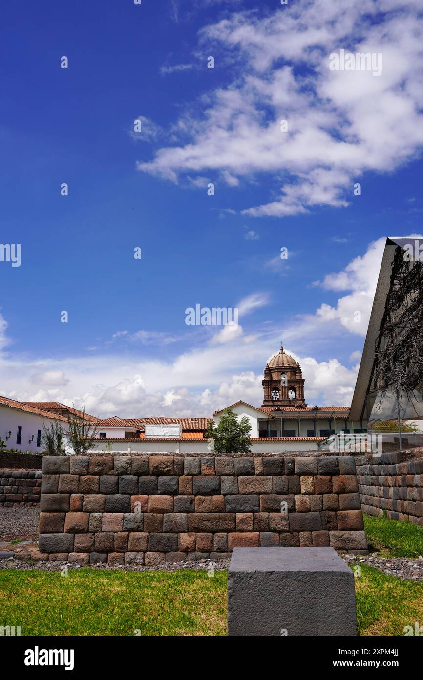 Ruines inca avec vue sur Qorikancha, Cusco, Pérou Banque D'Images