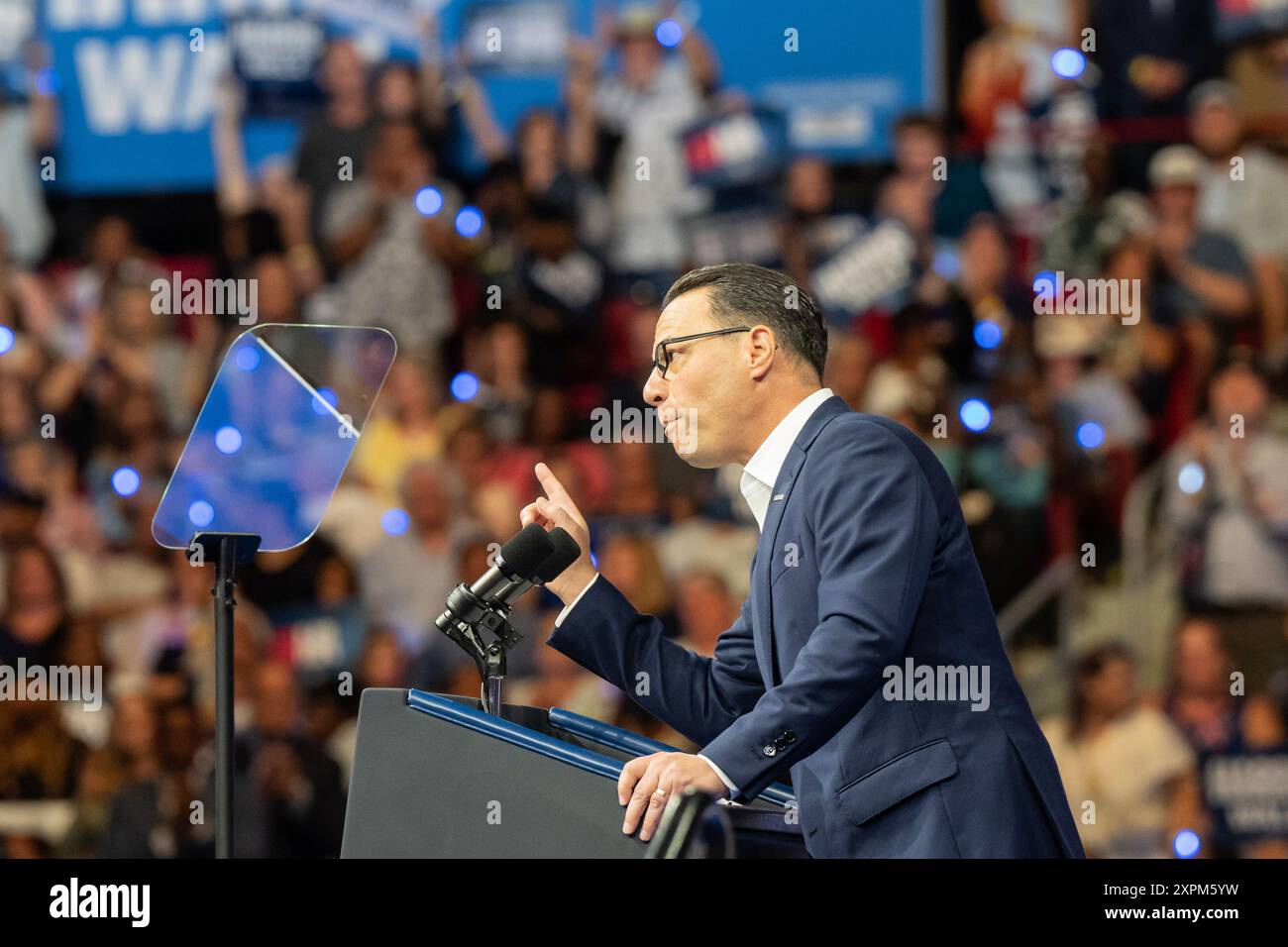 Gouverneur de Pennsylvanie Josh Shapiro parle lors du rassemblement au Liacouras Center à Temple University à Philadelphie, PA le 6 août 2024 alors que le gouverneur du Minnesota Tim Walz a été présenté par le vice-président Kamala Harris comme son compagnon de course Banque D'Images