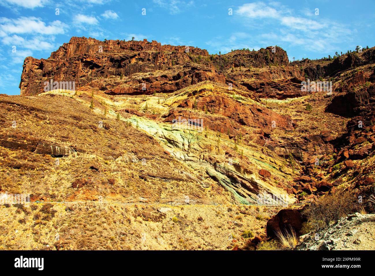 Gran Canaria, Espagne, Îles Canaries, Los Azulejos. Les spectaculaires veines colorées du volcan de roche ont été formées il y a des millions d'années pendant le formati Banque D'Images