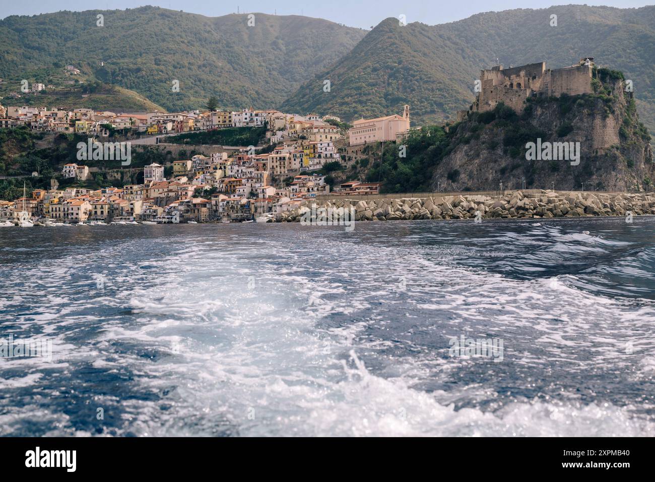 Scilla, Italie. 06 août 2024. Une vue du château de Scilla de loin. Une cérémonie pour le capitaine natale de Grazia de la frégate de la marine italienne, décédé mystérieusement en 1995, a eu lieu à bord du navire d'entraînement Palinuro de la marine italienne à Scilla, en Italie. Grâce aux efforts de Magna Grecia Outdoor Association et de la section Scilla de l'Association des marins italiens, le port de Scilla sera dédié à de Grazia. (Photo de Valeria Ferraro/SOPA images/SIPA USA) crédit : SIPA USA/Alamy Live News Banque D'Images