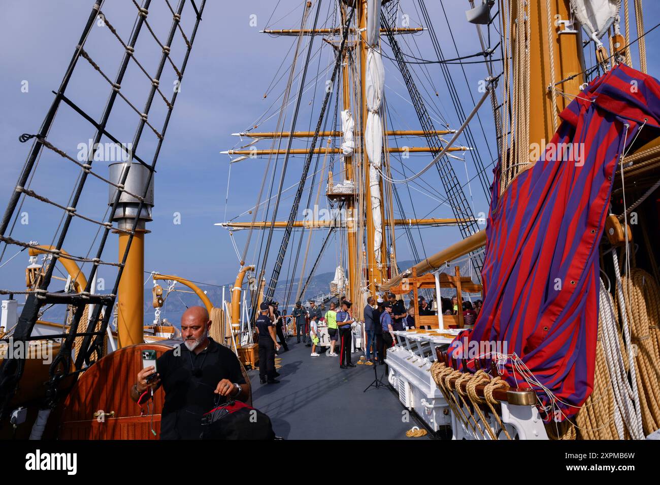 Scilla, Italie. 06 août 2024. Des gens vus sur le pont du navire d'entraînement Palinuro. Une cérémonie pour le capitaine natale de Grazia de la frégate de la marine italienne, décédé mystérieusement en 1995, a eu lieu à bord du navire d'entraînement Palinuro de la marine italienne à Scilla, en Italie. Grâce aux efforts de Magna Grecia Outdoor Association et de la section Scillaís de l'Association des marins italiens, le port de Scilla sera dédié à de Grazia. (Photo de Valeria Ferraro/SOPA images/SIPA USA) crédit : SIPA USA/Alamy Live News Banque D'Images