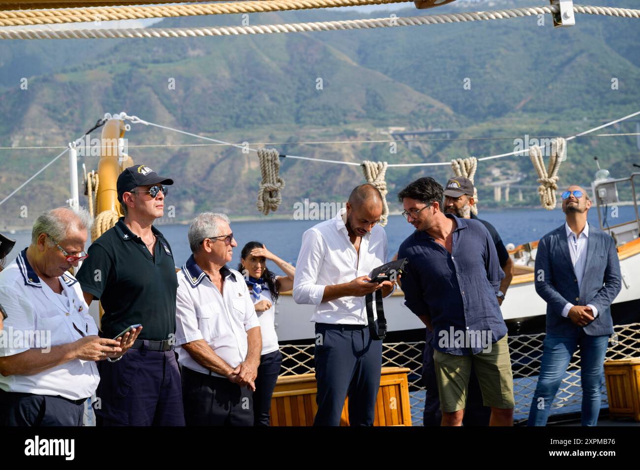 Scilla, Italie. 06 août 2024. Invités vus à bord de Palinuro. Une cérémonie pour le capitaine natale de Grazia de la frégate de la marine italienne, décédé mystérieusement en 1995, a eu lieu à bord du navire d'entraînement Palinuro de la marine italienne à Scilla, en Italie. Grâce aux efforts de Magna Grecia Outdoor Association et de la section Scilla de l'Association des marins italiens, le port de Scilla sera dédié à de Grazia. (Photo de Valeria Ferraro/SOPA images/SIPA USA) crédit : SIPA USA/Alamy Live News Banque D'Images