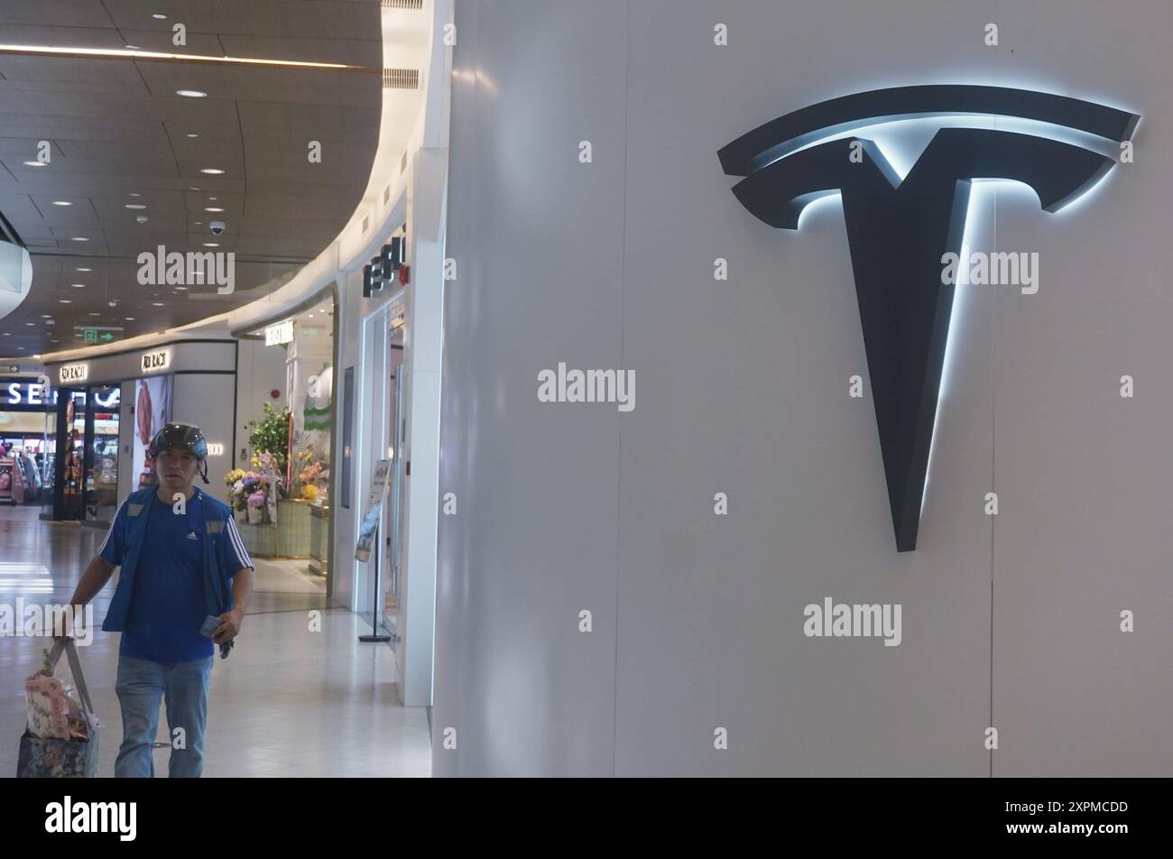 HANGZHOU, CHINE - 7 AOÛT 2024 - les gens passent devant le logo de Tesla à Hangzhou, province du Zhejiang, Chine, le 7 août 2024. Récemment, Tesla Motors (B Banque D'Images