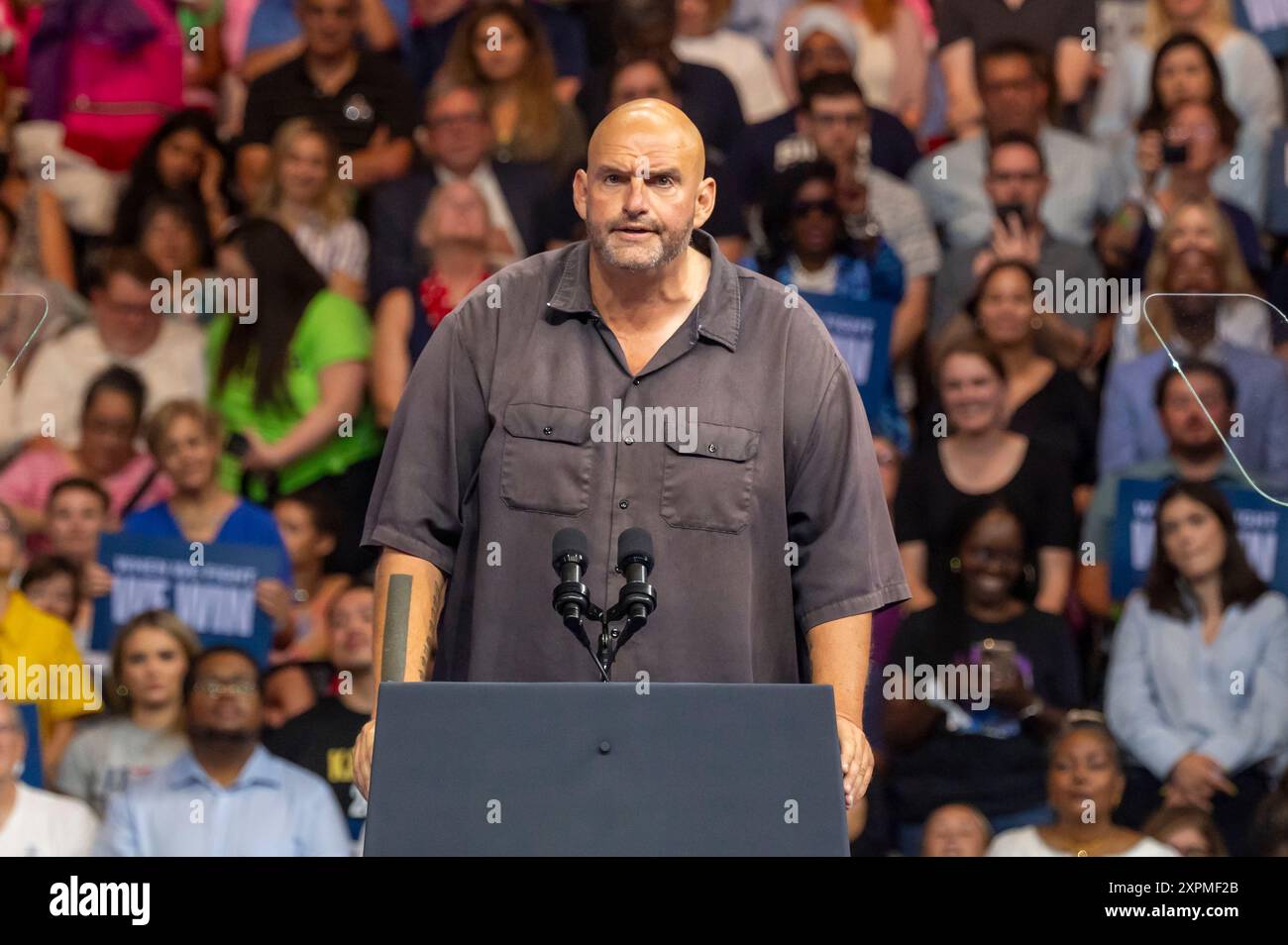 Philadelphie, États-Unis. 06 août 2024. PHILADELPHIE, PENNSYLVANIE - 06 AOÛT : le sénateur américain John Fetterman (d-PA) prend la parole lors du premier rassemblement de campagne du candidat démocrate à la présidence, Kamala Harris, avec le gouverneur Tim Walz du Minnesota, au Liacouras Center de l'Université Temple, le 6 août 2024 à Philadelphie, Pennsylvanie. Crédit : Ron Adar/Alamy Live News Banque D'Images