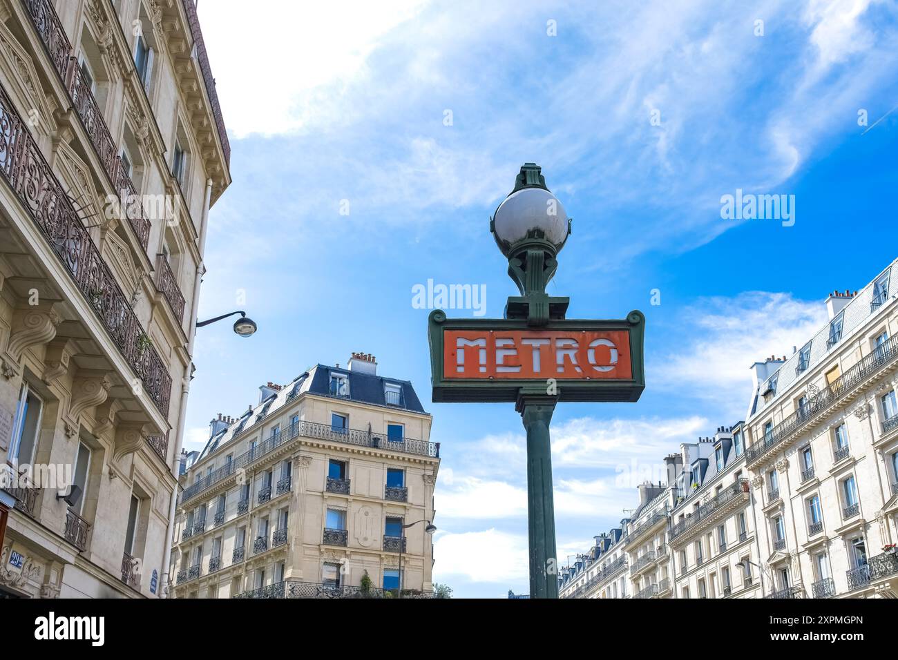 Paris, immeubles parisiens du 5e arrondissement, rue du Cardinal Lemoine, avec un panneau métro Banque D'Images
