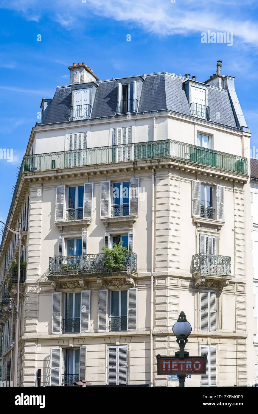 Paris, immeubles parisiens du 5e arrondissement, rue du Cardinal Lemoine, avec un panneau métro Banque D'Images