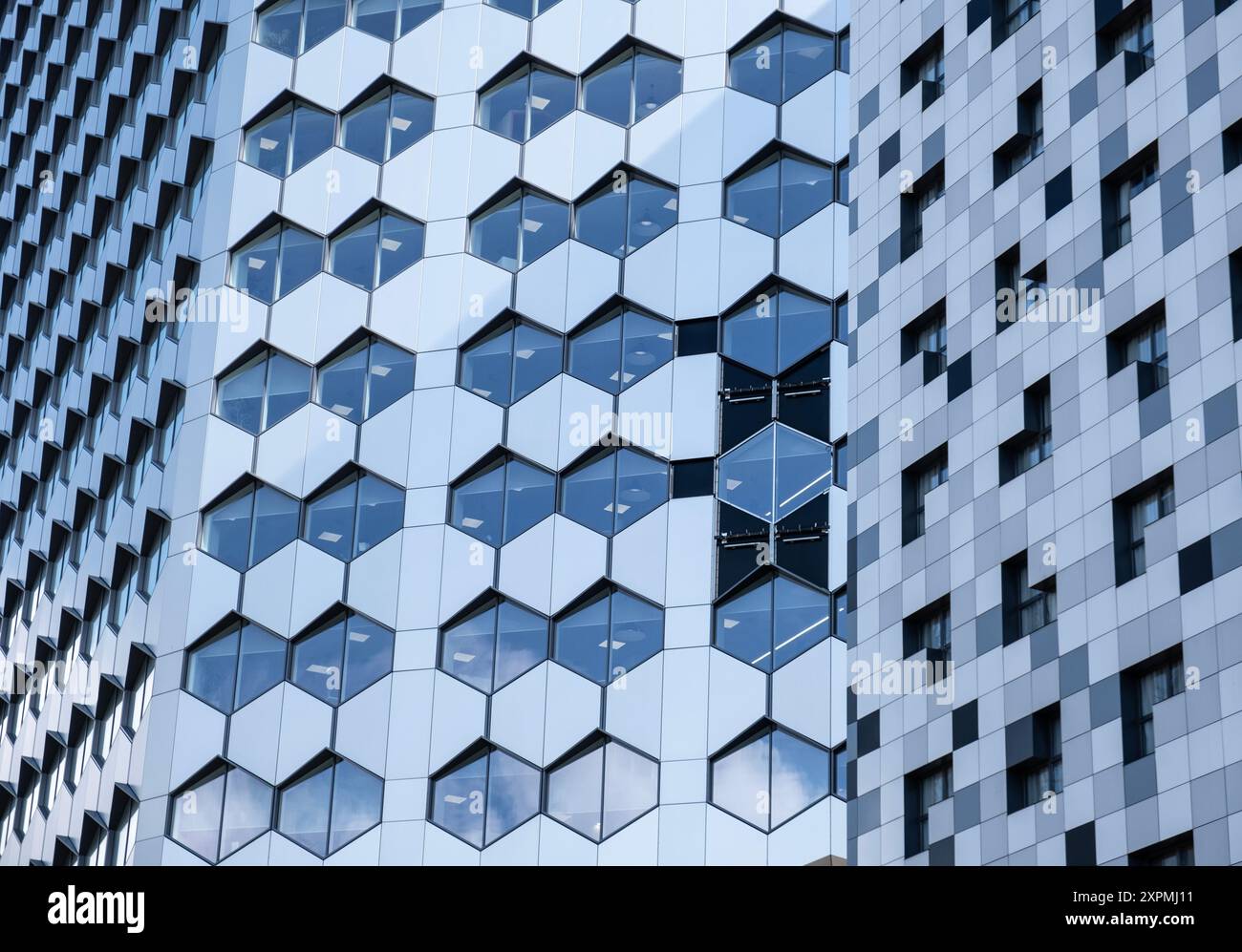 Un contraste de styles modernes d'architecture et de fenêtres dans deux nouveaux bâtiments dans le centre-ville de Birmingham, en Angleterre. Banque D'Images