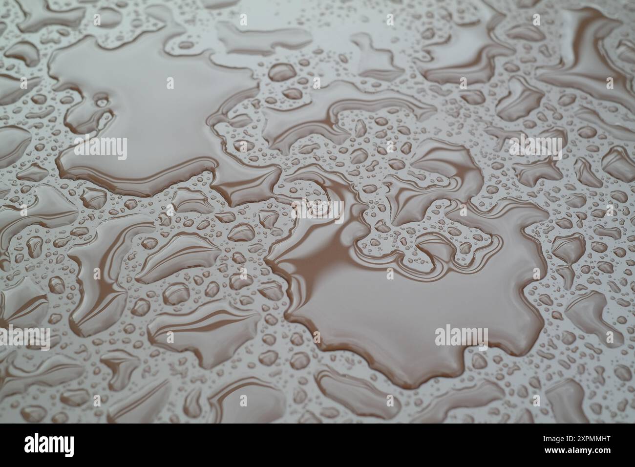 Gouttes d'eau sur une surface en verre. Fond abstrait de gouttelettes d'eau. Banque D'Images