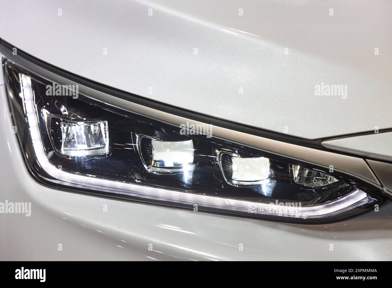 Détail de phare de voiture blanc. Feux de voiture au design élégant. Industrie automobile Banque D'Images