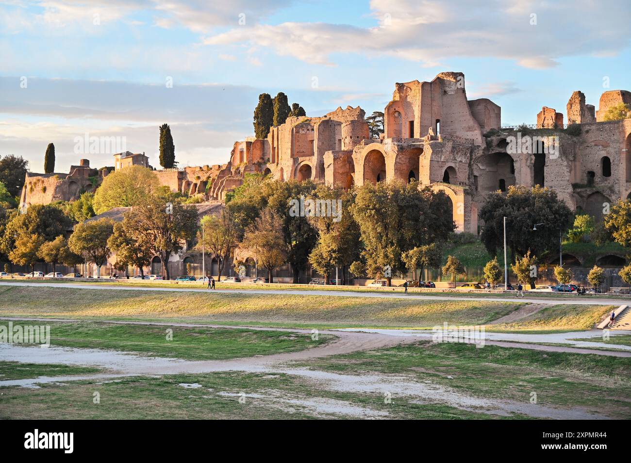 Colline du Palatin, Rome : ruines antiques illuminées par la lumière dorée du coucher du soleil, mettant en valeur le cœur historique de la ville éternelle. Banque D'Images