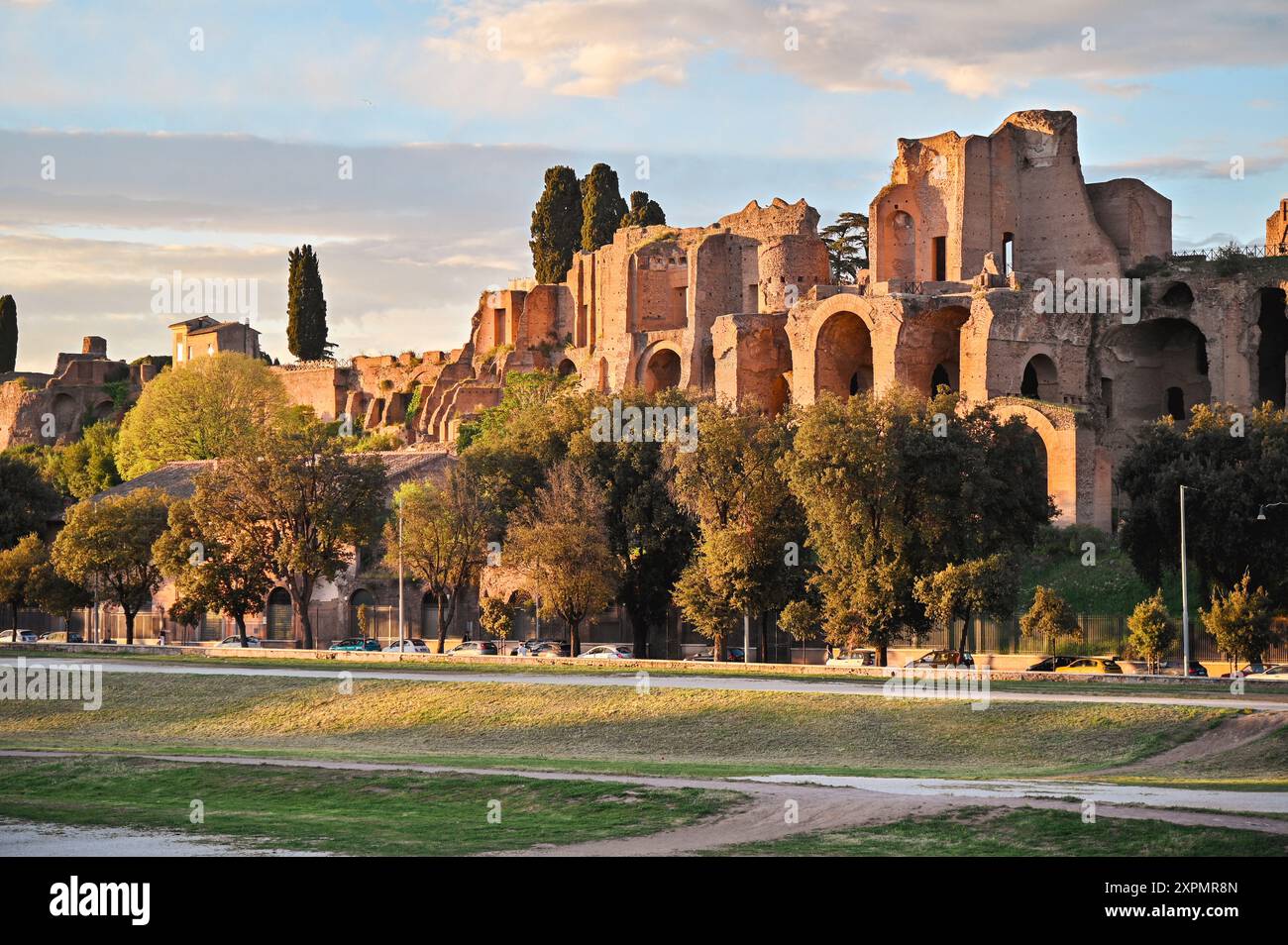 Colline du Palatin, Rome : ruines antiques illuminées par la lumière dorée du coucher du soleil, mettant en valeur le cœur historique de la ville éternelle. Banque D'Images