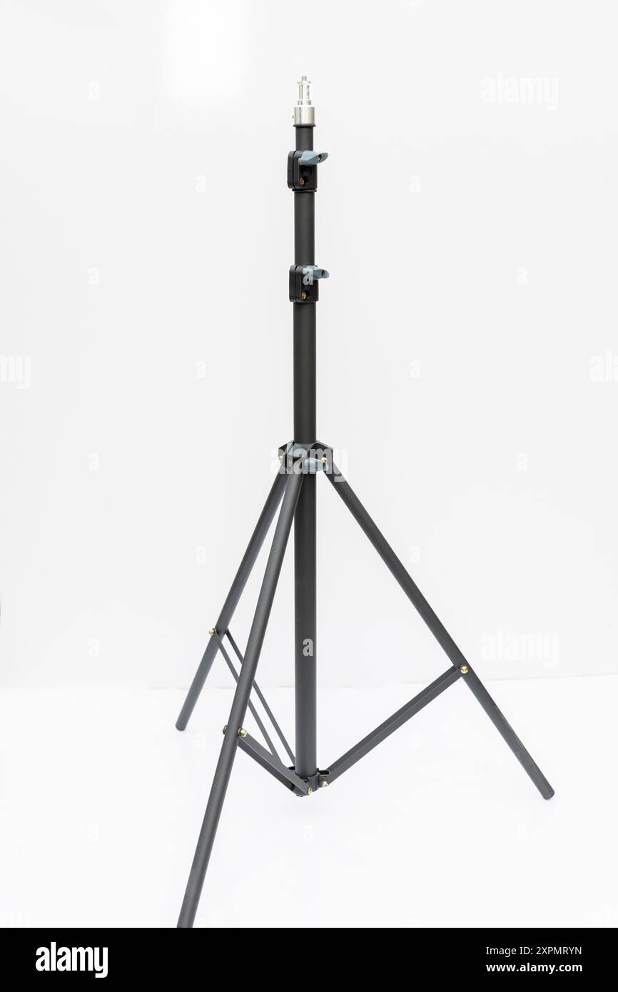 Stand de lumière de studio isolé sur fond blanc avec espace de copie Banque D'Images