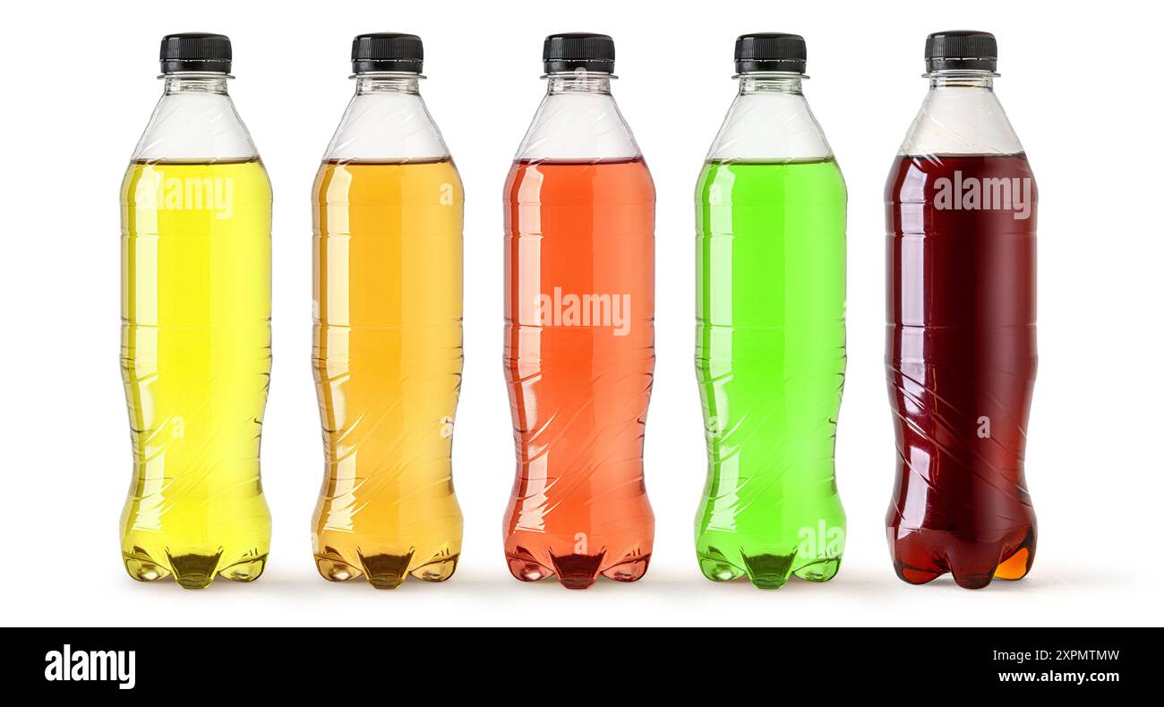 Bouteilles de boisson en plastique avec des boissons isolées sur fond blanc avec chemin de découpage Banque D'Images