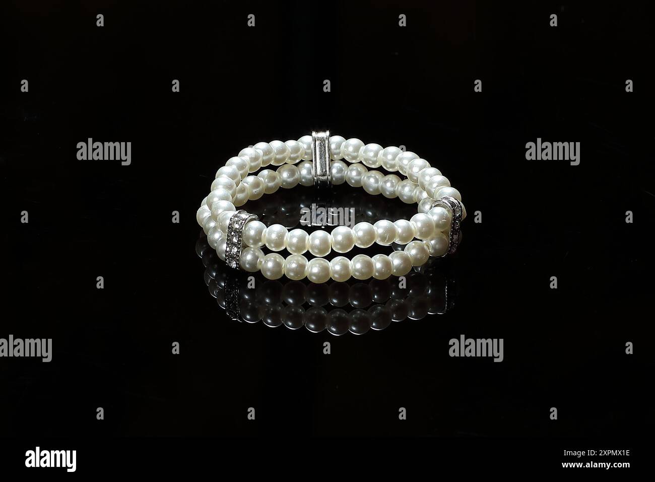 Bracelet perle double rangée sur verre noir, gros plan photo Banque D'Images