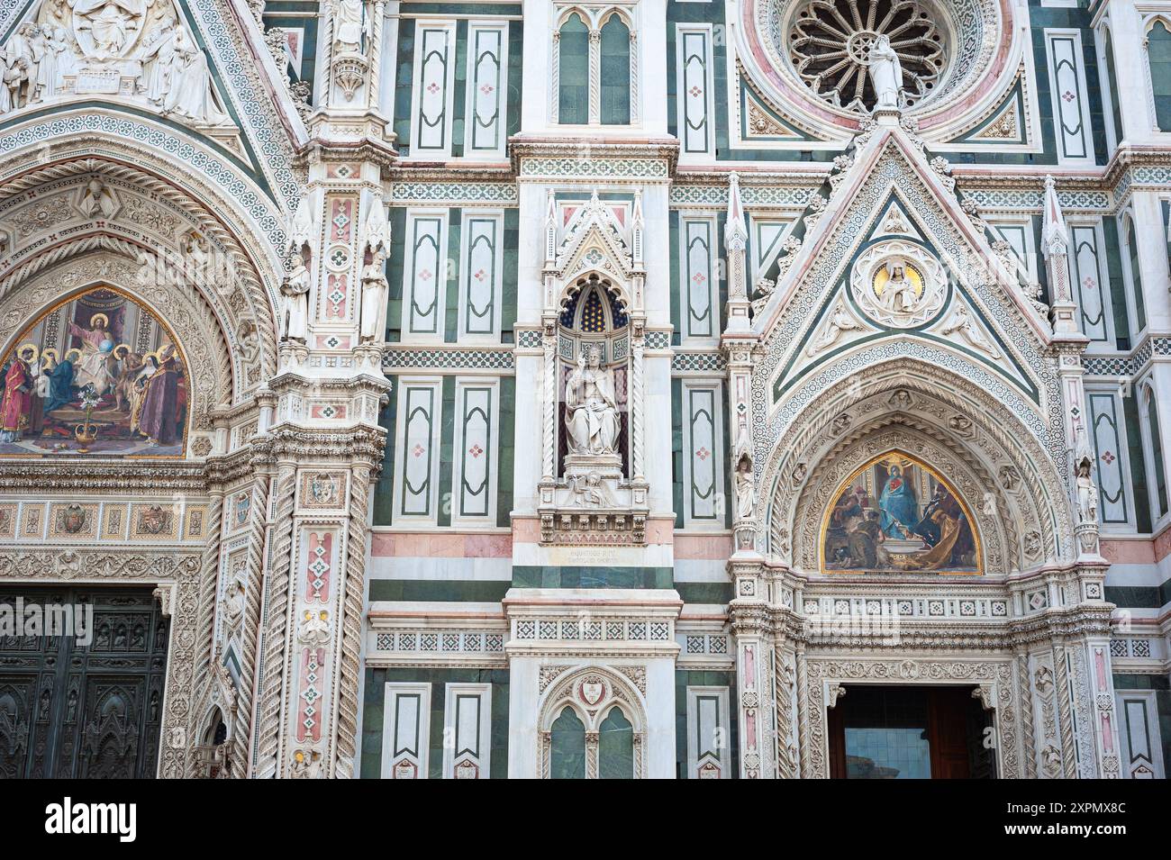 Plan de détail décoratif d'images religieuses et de peintures murales sur le clocher (Campanile de Giotto) de la cathédrale de Florence, Italie. Banque D'Images