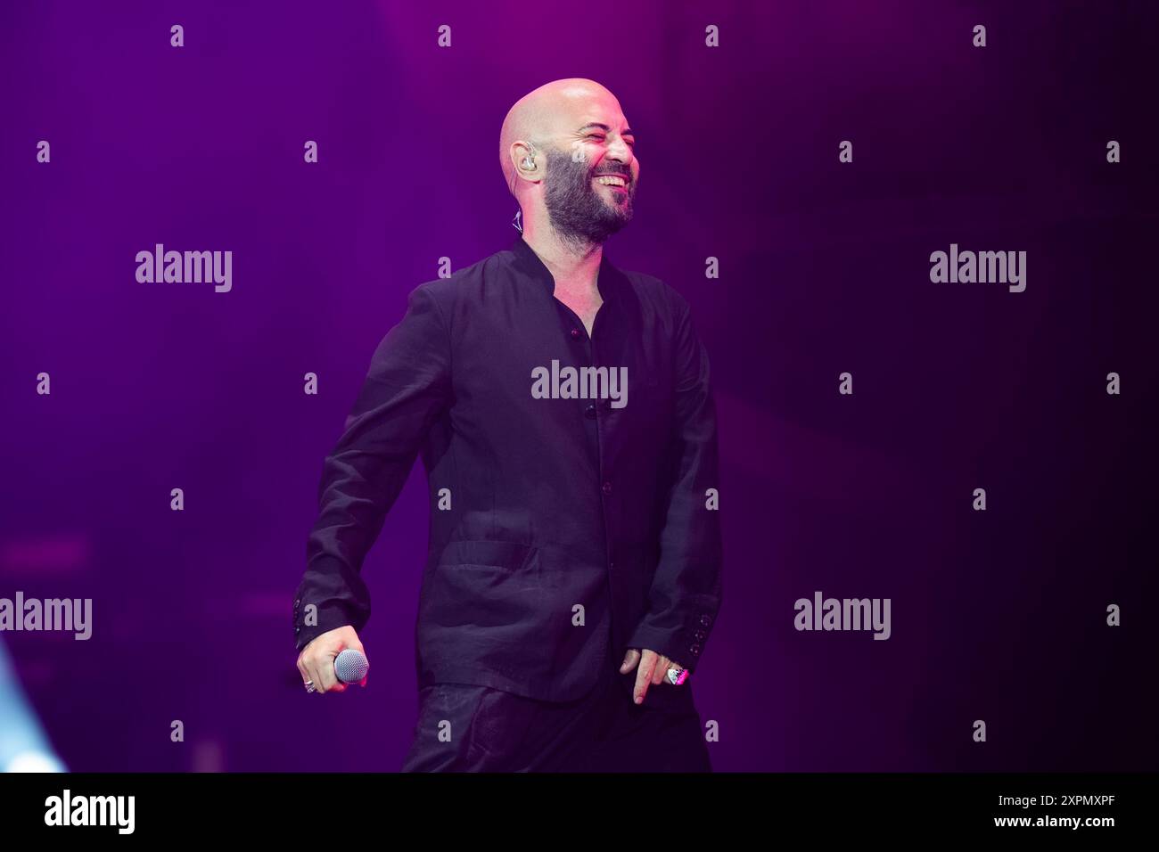 Giuliano Sangiorgi (Negramaro) se produit en concert au stade Maradona de Naples pour la tournée Da Sud a Nord - STADI 2024. Banque D'Images