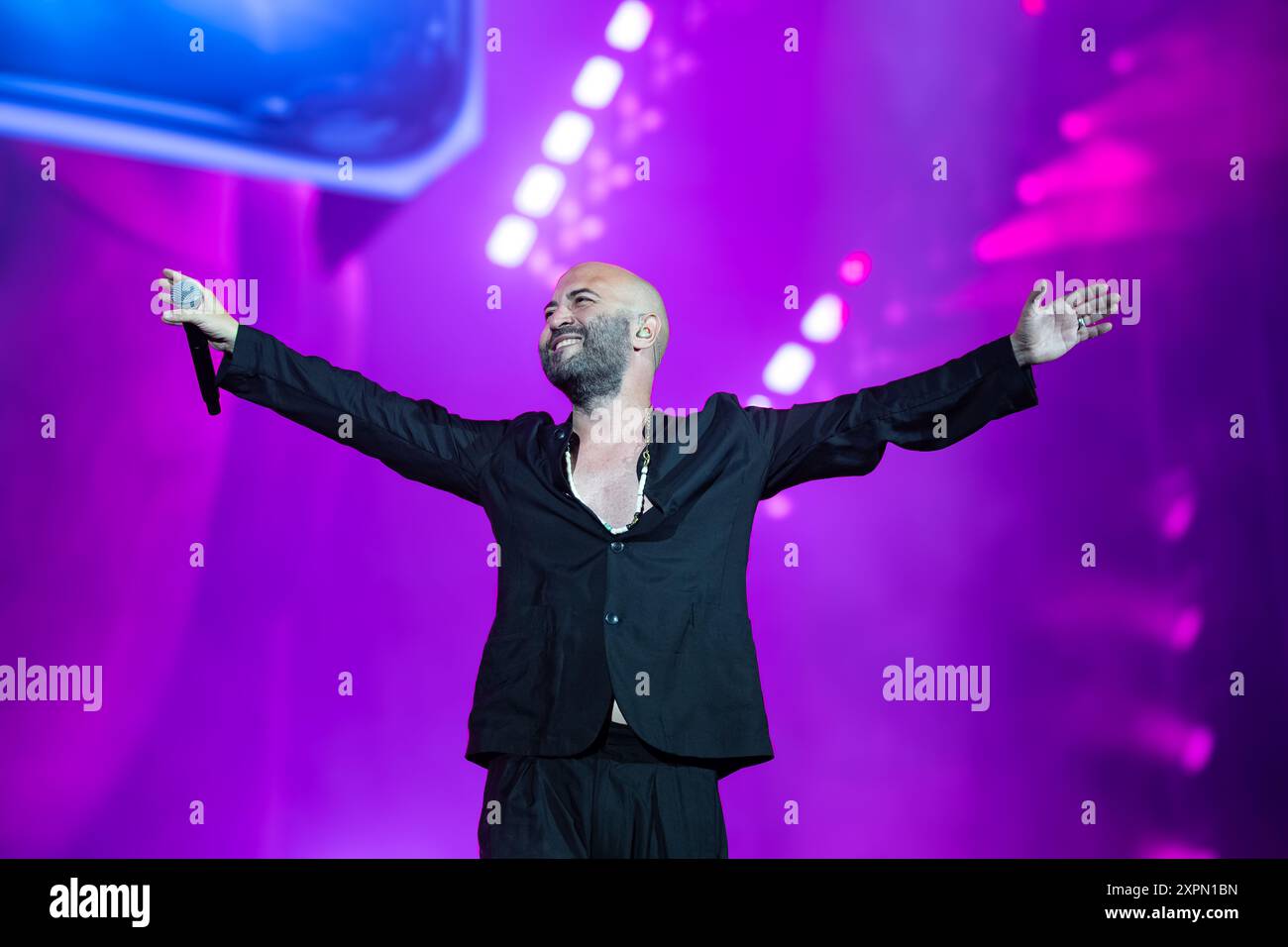 Giuliano Sangiorgi (Negramaro) se produit en concert au stade Maradona de Naples pour la tournée Da Sud a Nord - STADI 2024. (Photo Andrea Gulí / SOPA images/SIPA USA) Banque D'Images