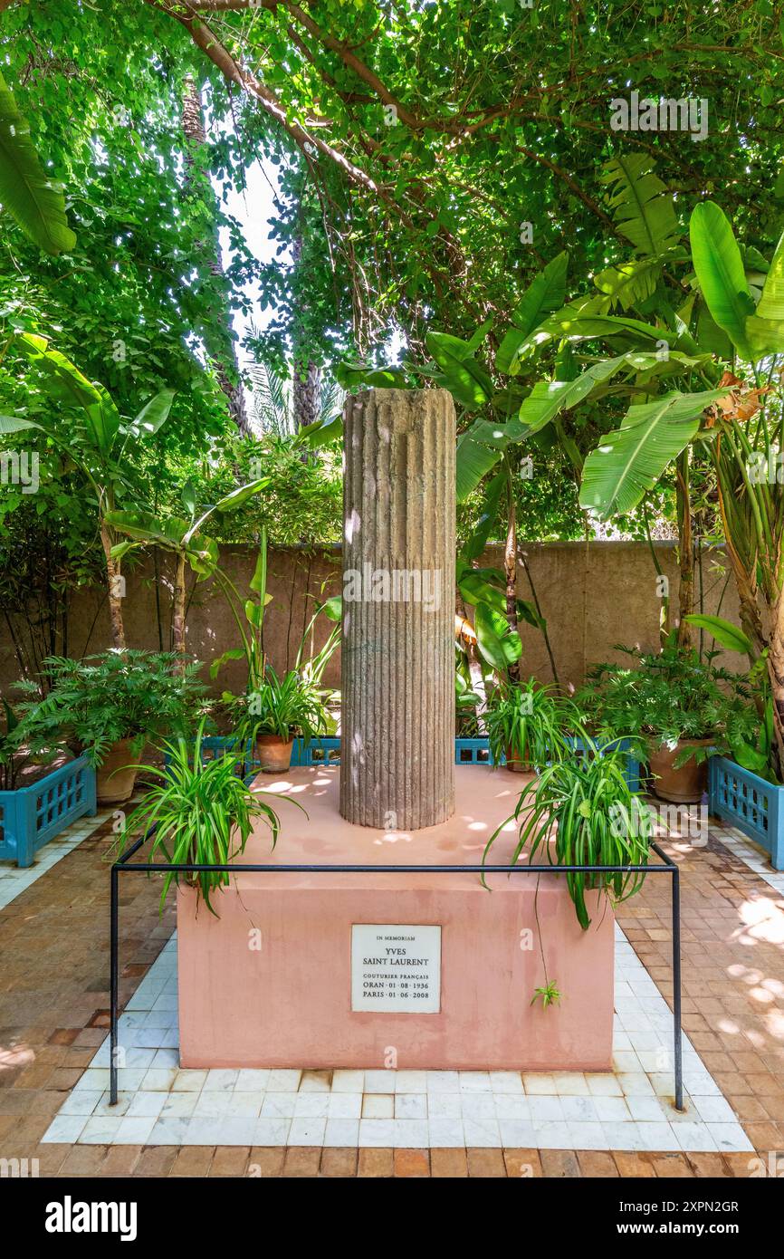 Stèle commémorative dédiée à Yves Saint-Laurent au cœur du jardin Majorelle à Marrakech Banque D'Images