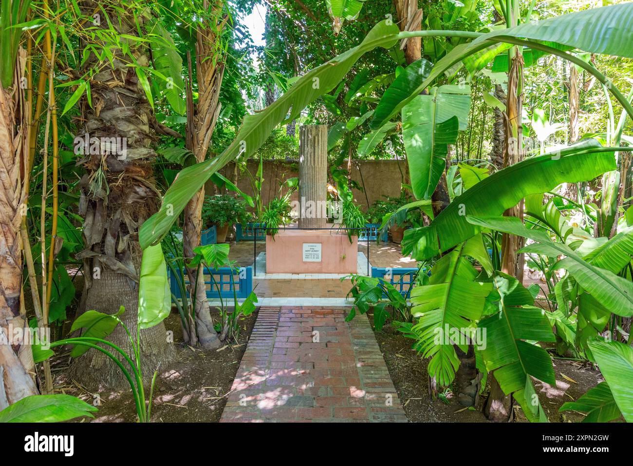 Stèle commémorative dédiée à Yves Saint-Laurent au cœur du jardin Majorelle à Marrakech Banque D'Images