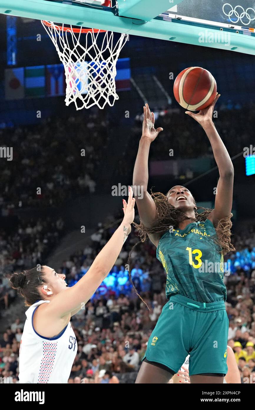 Paris, France. 07 août 2024. Ezi Magbegor (13 ans), australienne, tire contre Tina Krajisnik (33 ans), serbe, lors du quart de finale de basket-ball féminin Australie - Serbie, aux Jeux Olympiques de Paris 2024 au Bercey Arena à Paris, France, le mercredi 7 août 2024. Photo de Richard Ellis/UPI crédit : UPI/Alamy Live News Banque D'Images