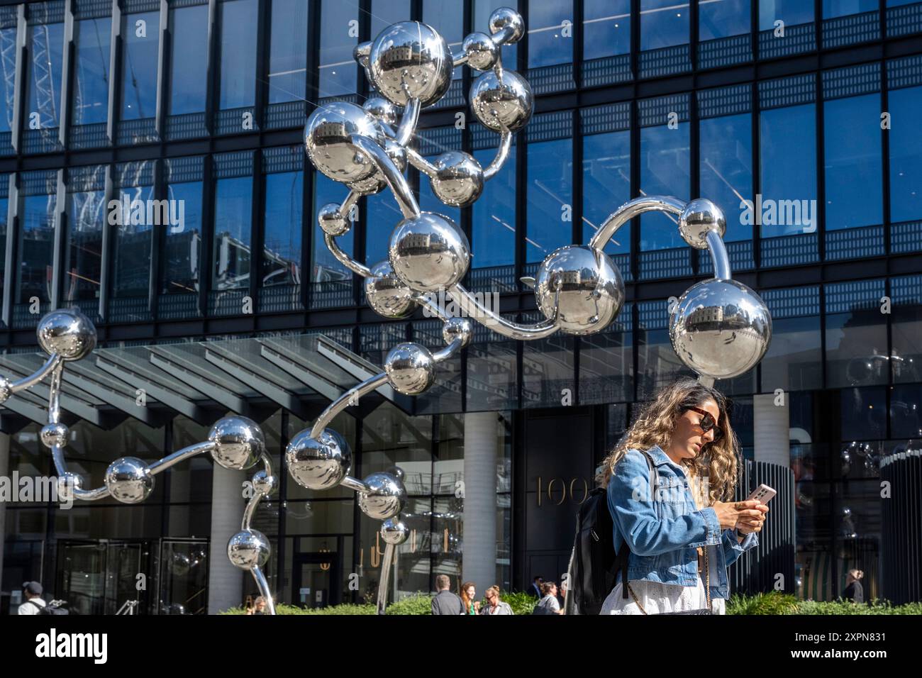 Londres, Royaume-Uni. 7 août 2024. « Infinite accumulation », 2024, une sculpture monumentale de l’artiste japonais Yayoi Kusama, est dévoilée devant l’entrée de la ligne Elizabeth à la gare de Liverpool Street. Commandé en 2019 dans le cadre du programme d’art public de la Crossrail Art Foundation pour la ligne Elizabeth, le polka dot reconnu de Kusama a été élargi en formes liées tridimensionnelles qui reflètent l’environnement à l’extérieur de la gare. Credit : Stephen Chung / Alamy Live News Banque D'Images